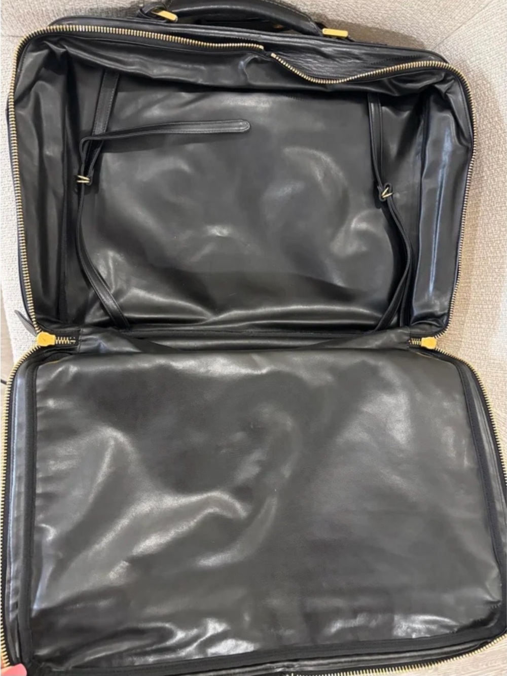 CHANEL Black Quilted Leather Shoulder Bag with Zipper - Picture 7 of 15